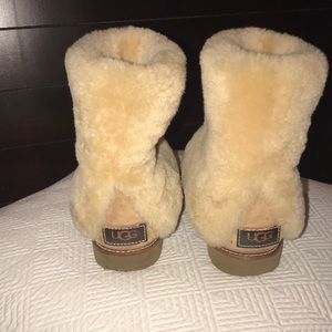 Uggs woman’s size 5.